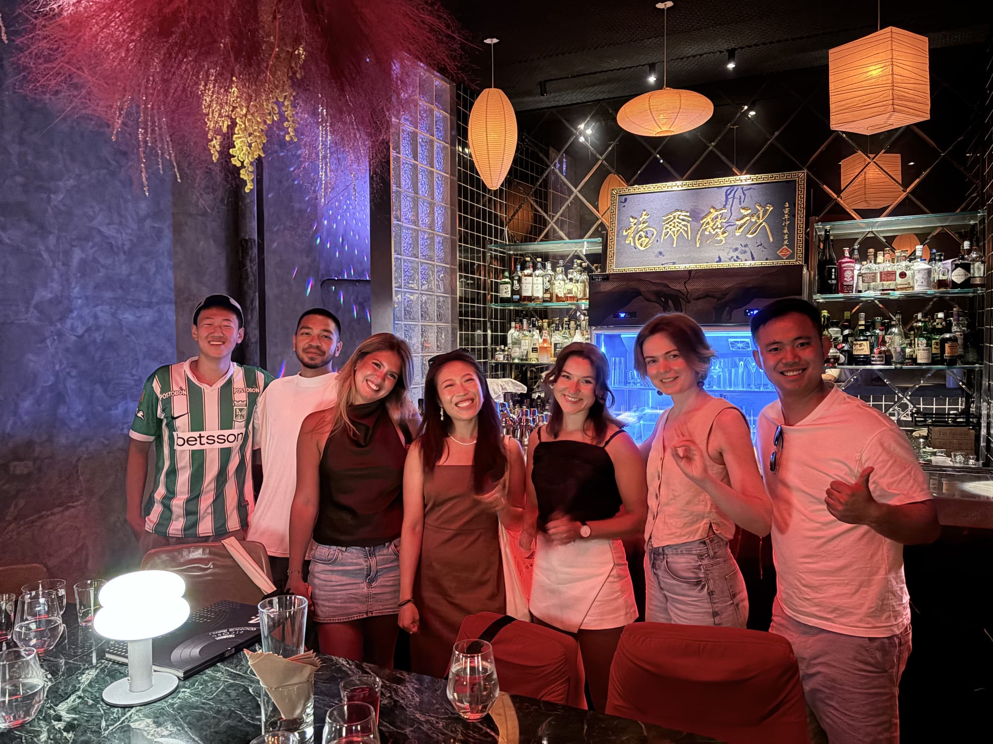 酒吧串游团友在成都酒吧干杯