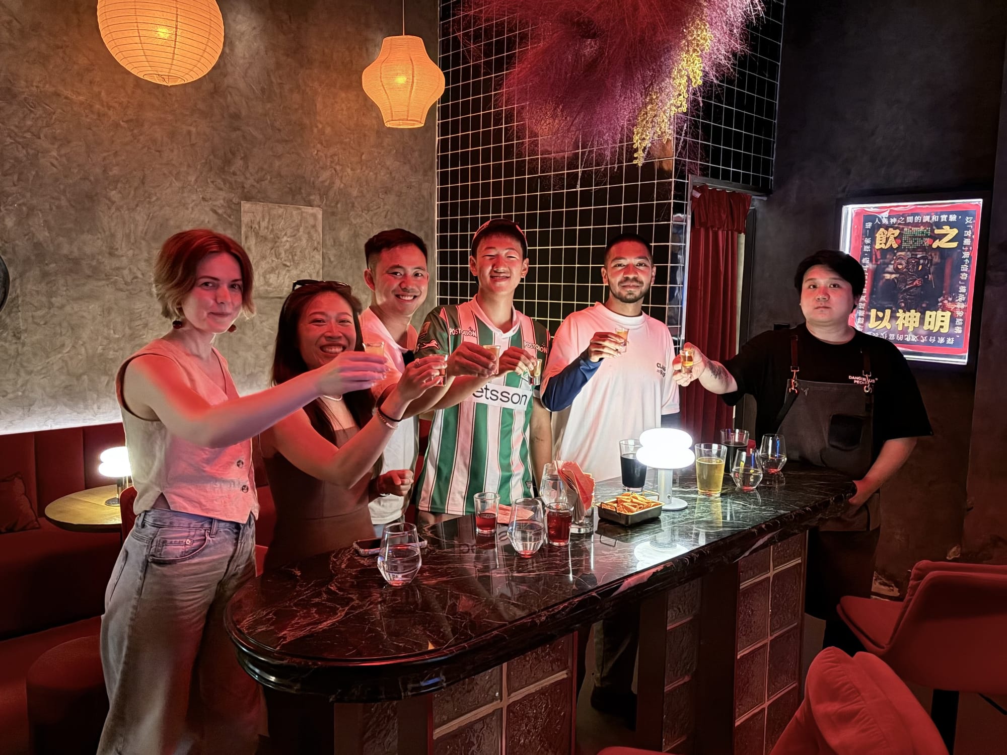 酒吧串游团友在成都酒吧畅饮
